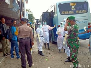 Petugas Ber-Hazmat Evakuasi Penumpang Bus yang Meninggal di Kediri
