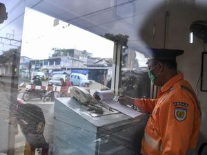 Mereka yang Tetap Tugas saat Pandemi Corona Melanda Mereka yang Tetap Tugas saat Pandemi Corona Melanda