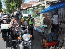 Polisi Lumajang Bagikan Sembako untuk Warga Kurang Mampu di Tengah Wabah Corona
