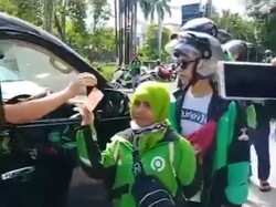 Pria Bermasker Naik Alphard Bagi-bagi  Duit ke Ojol