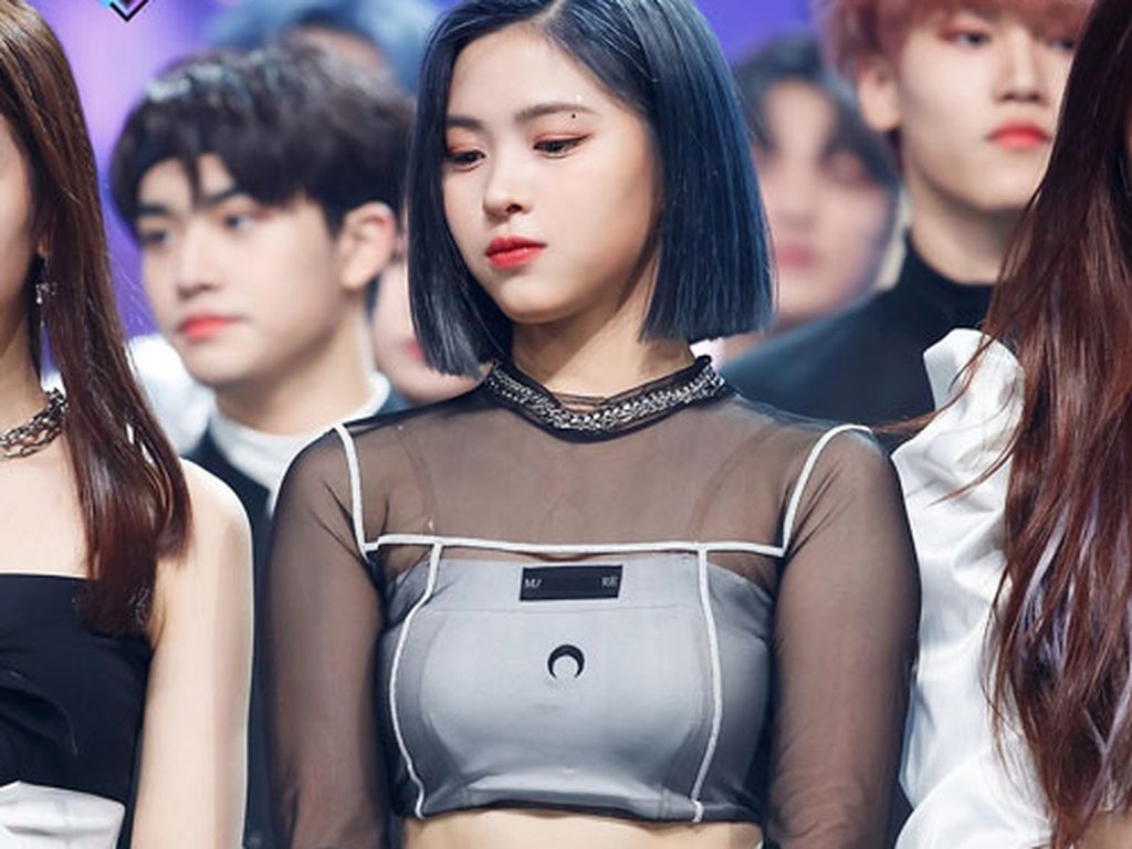 Gaya Ryujin ITZY Pakai Crop Top dari Celana Dalam Seharga Rp 2,3 Juta Gaya Ryujin ITZY Pakai Crop Top dari Celana Dalam Seharga Rp 2,3 Juta