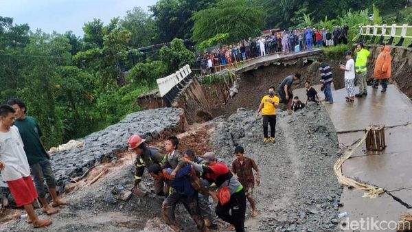 Potret Jembatan Ambruk di Purwakarta yang Tewaskan 1 Orang