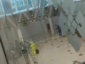 Viral Pria Pakai APD di Bandara Jambi, AP II Pastikan Jas Hujan