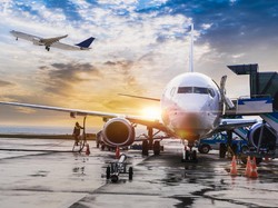 Sreet! Bus Shuttle Bandara Senggol Sayap Pesawat