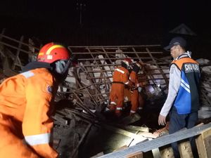 Sebuah Rumah di Surabaya Roboh, 2 Orang Tewas