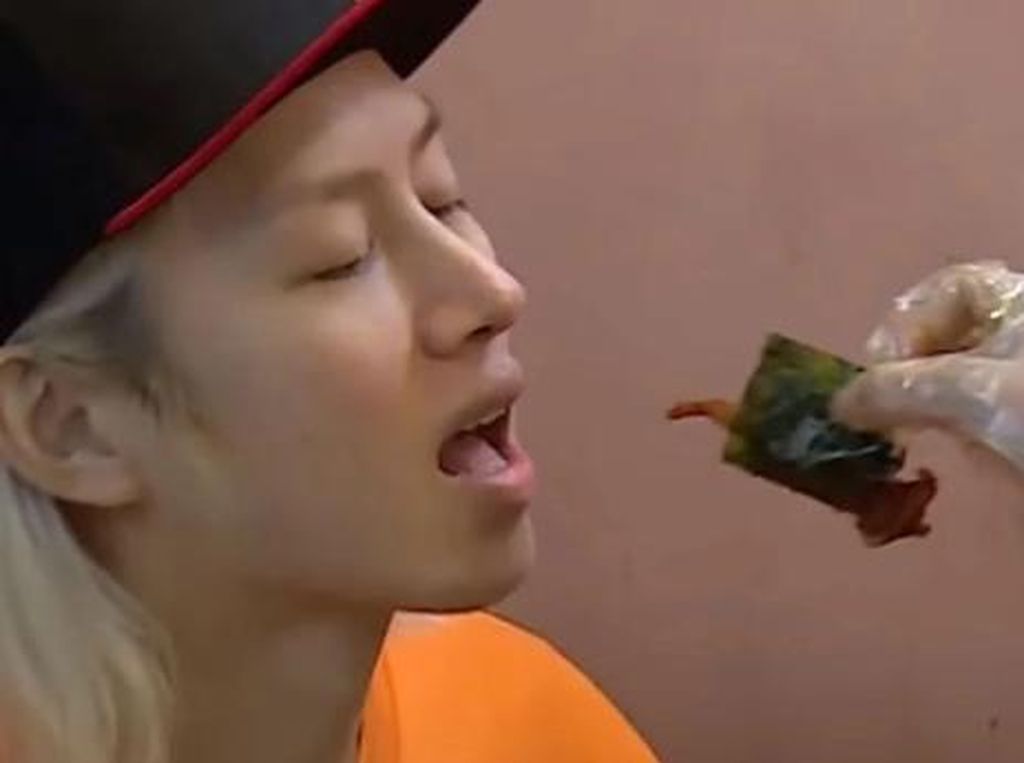 Begini Reaksi Heechul Super Junior Saat Makan Ceker Ayam!
