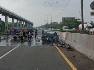 Wakil Jaksa Agung Meninggal, 1 Penumpang Nissan GT-R yang Terbakar Luka Ringan Wakil Jaksa Agung Meninggal, 1 Penumpang Nissan GT-R yang Terbakar Luka Ringan