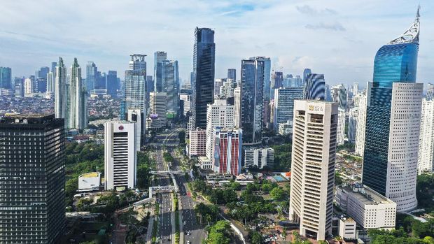 KUALITAS UDARA JAKARTA MEMBAIK Foto udara suasana gedung bertingkat di kawasan Jalan Jendral Sudirman, Jakarta, Jumat (3/4/2020). Memasuki minggu ketiga imbauan kerja dari rumah atau work from home (WFH), kualitas udara di Jakarta terus membaik seiring dengan minimnya aktivitas di Ibu Kota. Berdasarkan data dari situs pemantauan udara AirVisual.com pada Kamis 3 April pada pukul 12.00 WIB, Jakarta tercatat sebagai kota dengan indeks kualitas udara di angka 55 atau masuk dalam kategori sedang. ANTARA FOTO/Galih Pradipta/pras.