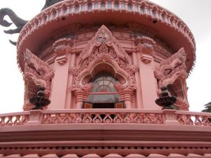 Uniknya Museum Erawan di Bangkok