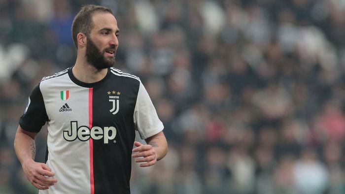 1206666669 TURIN, ITALY - FEBRUARY 16: Gonzalo Higuain of Juventus looks on during the Serie A match between Juventus and Brescia Calcio at Allianz Stadium on February 16, 2020 in Turin, Italy. (Photo by Emilio Andreoli/Getty Images)