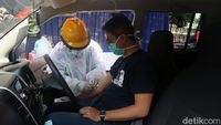 Potret Warga Bandung Jalani Rapid Test dengan Drive Thru