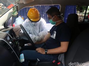 Potret Warga Bandung Jalani Rapid Test dengan Drive Thru Potret Warga Bandung Jalani Rapid Test dengan Drive Thru