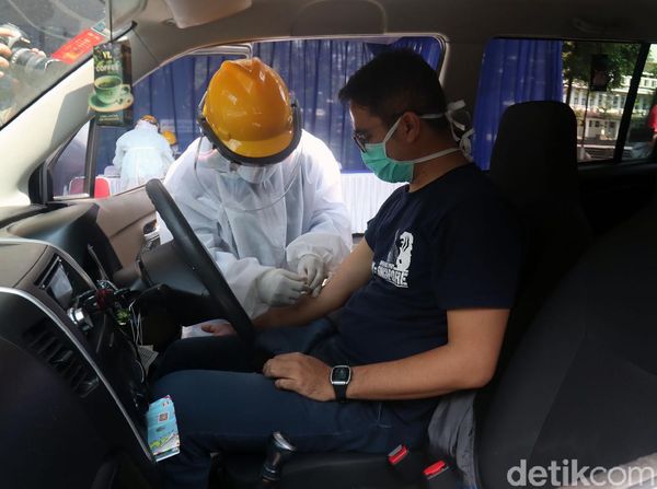 Potret Warga Bandung Jalani Rapid Test dengan Drive Thru