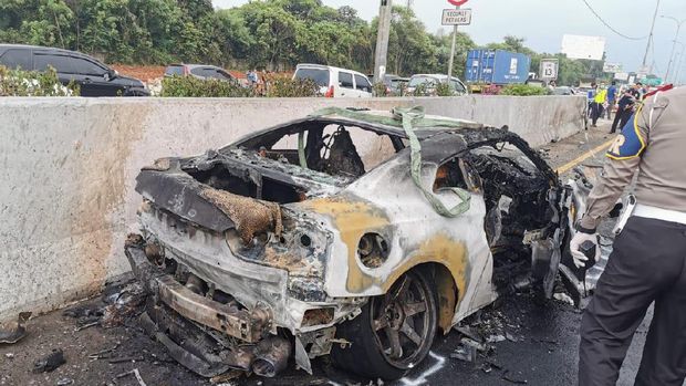 Mobil Nissan GT-R hangus terbakar yang tewaskan Wakil Jaksa Agung