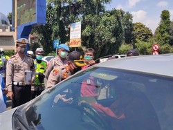 Cegah Penyebaran Corona, Forkopimda Bogor Sosialisasi Simpatik di Jalur Puncak