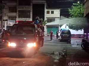 Selama Ditutup 2 Minggu, Pasar Kapasan dan PGS Disemprot Disinfektan Selama Ditutup 2 Minggu, Pasar Kapasan dan PGS Disemprot Disinfektan