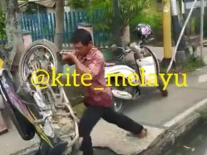 Ada Lagi, Nih Pemotor Ngamuk karena Ditilang Tapi Langsung Minta Maaf Ada Lagi, Nih Pemotor Ngamuk karena Ditilang Tapi Langsung Minta Maaf