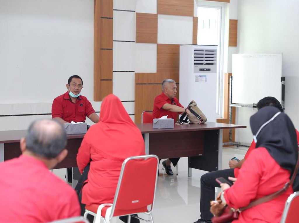 Cegah Corona, Kader PDIP Semarang Berikan 100% Gaji Selama 3 Bulan Cegah Corona, Kader PDIP Semarang Berikan 100% Gaji Selama 3 Bulan