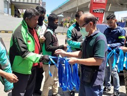 Bagikan Masker ke Warga, Iluni Radiologi Unhas: Bantu Putus Rantai Corona