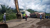 Jalan Lintas Palembang-Jambi Rusak Parah, Kemacetan Hingga 5 KM