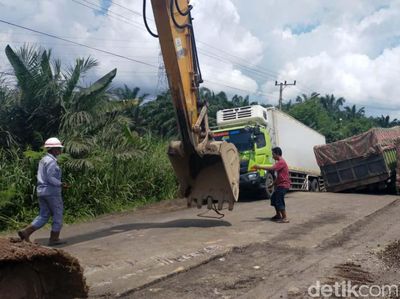 Jalan Lintas Palembang-Jambi Rusak Parah, Kemacetan Hingga 5 KM