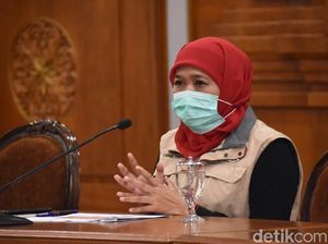 Pekerja Migran dan Mahasiswa dari Malaysia yang Mudik Diberi Gelang Penanda