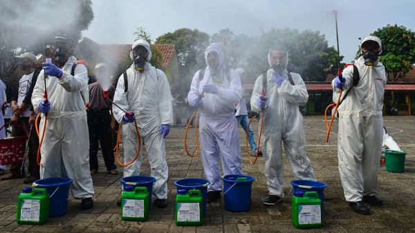 Penyemprotan Disinfektan di Pemukiman Padat Penduduk
