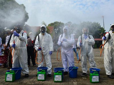 Penyemprotan Disinfektan di Pemukiman Padat Penduduk