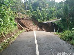Ngeri, Begini Kondisi Jalan Ambles yang Putuskan Akses di Trenggalek