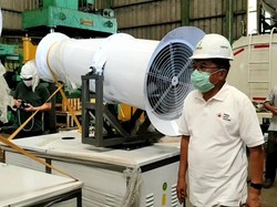 JK Tinjau Perakitan Armada Gunner PMI Penyemprot Disinfektan