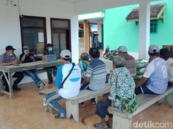 Polisi Bantu Warga Banyuwangi yang Terdampak Corona dengan Bagikan Sembako