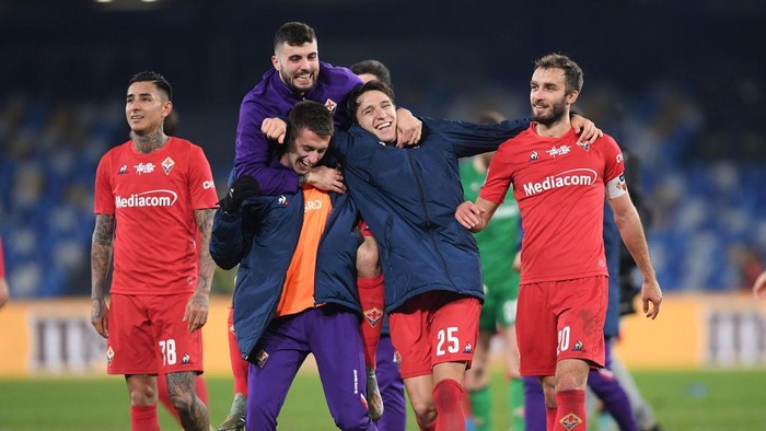 NAPLES, ITALY - JANUARY 18: Patrick Cutrone, Aleksa Terzic, Federico Chiesa and German Pezzella of ACF Fiorentina celebrate the victory after the Serie A match between SSC Napoli and  ACF Fiorentina at Stadio San Paolo on January 18, 2020 in Naples, Italy. (Photo by Francesco Pecoraro/Getty Images)