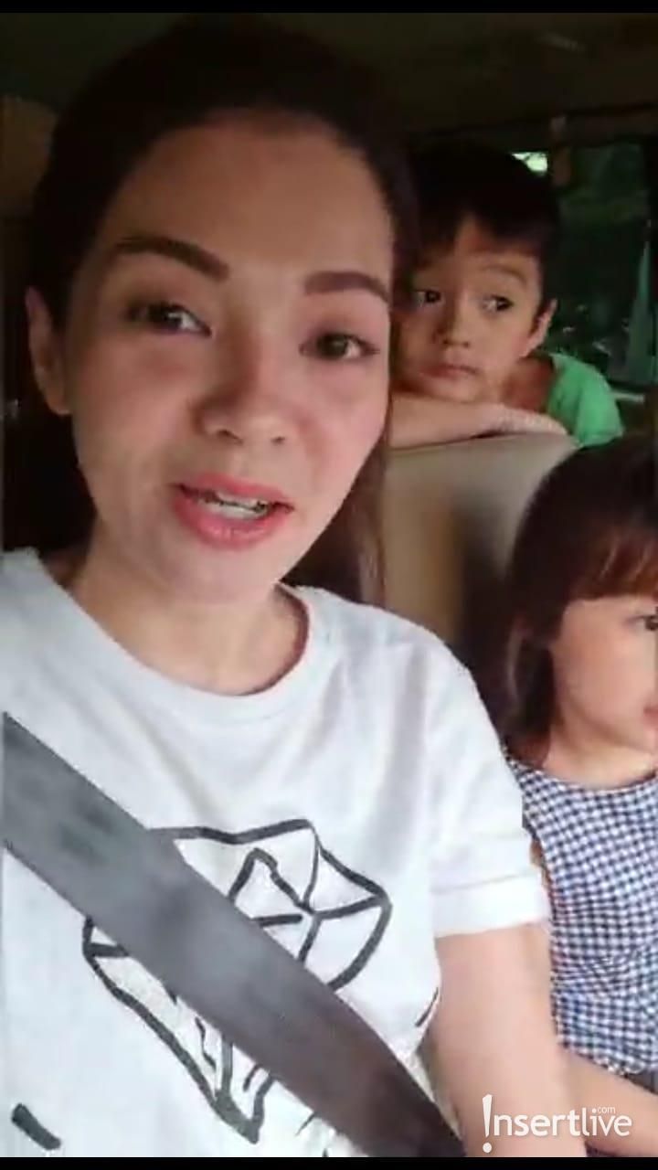 Maya Septha dan keluarganya pergi ke rumah oma. 
