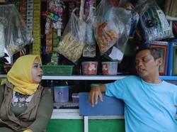 Cara Babeh Wily Antar Barang Warung ke Pelanggan di Tengah Corona