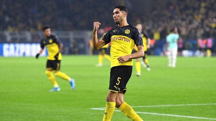 DORTMUND, GERMANY - NOVEMBER 05: Achraf Hakimi of Borussia Dortmund celebrates after scoring his teams first goal during the UEFA Champions League group F match between Borussia Dortmund and Inter at Signal Iduna Park on November 05, 2019 in Dortmund, Germany. (Photo by Jörg Schüler/Getty Images)