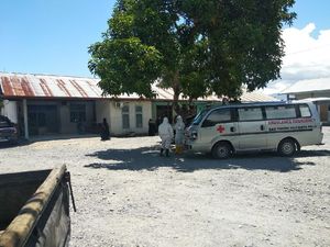 Istri Pasien Positif Corona yang Meninggal di Palu Dijemput Tim Medis