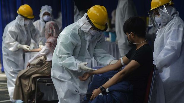 Petugas kesehatan mengambil sampel darah warga saat Rapid Test COVID-19 di Taman Balai Kota Bandung, Jawa Barat, Sabtu (4/4/2020). Sedikitnya 700 warga Kota Bandung mengikuti Rapid Test tersebut guna memastikan kesehatannya dan mengantisipasi penyebaran COVID-19 di Bandung. ANTARA FOTO/Novrian Arbi/wsj.