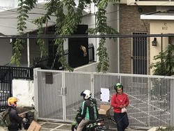 Inspiratif! Kisah Orang Tua yang Bagikan Makanan Warteg di Depan Rumah