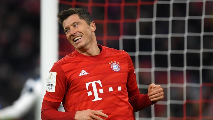 Bayern Munichs Polish forward Robert Lewandowski reacts during the German Cup (DFB Pokal) round of 16 football match FC Bayern Munich v TSG 1899 Hoffenheim in Munich, southern German on February 5, 2020. (Photo by Christof STACHE / AFP) / DFB REGULATIONS PROHIBIT ANY USE OF PHOTOGRAPHS AS IMAGE SEQUENCES AND QUASI-VIDEO.