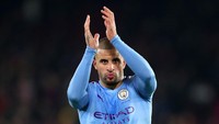 Bek sayap Manchester City, Kyle Walker, malah menggelar pesta seks di tengah pandemi virus corona. Pemain Inggris itu menyewa dua wanita panggilan ke rumahnya. Eks Tottenham Hotspur itu lantas meminta maaf, dan terancam sanksi dari klub. (Foto: Catherine Ivill/Getty Images)