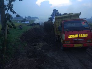 Tambang Galian C Ilegal Mojokerto Digerebek, Pelaku Hasilkan Rp 12 Juta/Hari Tambang Galian C Ilegal Mojokerto Digerebek, Pelaku Hasilkan Rp 12 Juta/Hari