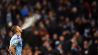 Kesepuluh, pemain dan seluruh staff kepelatihan dilarang meludah di lapangan (Getty Images)