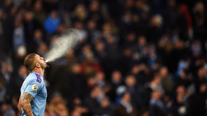 MANCHESTER, ENGLAND - DECEMBER 29: Kyle Walker of Manchester City blows water out of his mouth ahead of the Premier League match between Manchester City and Sheffield United at Etihad Stadium on December 29, 2019 in Manchester, United Kingdom. (Photo by Michael Regan/Getty Images)