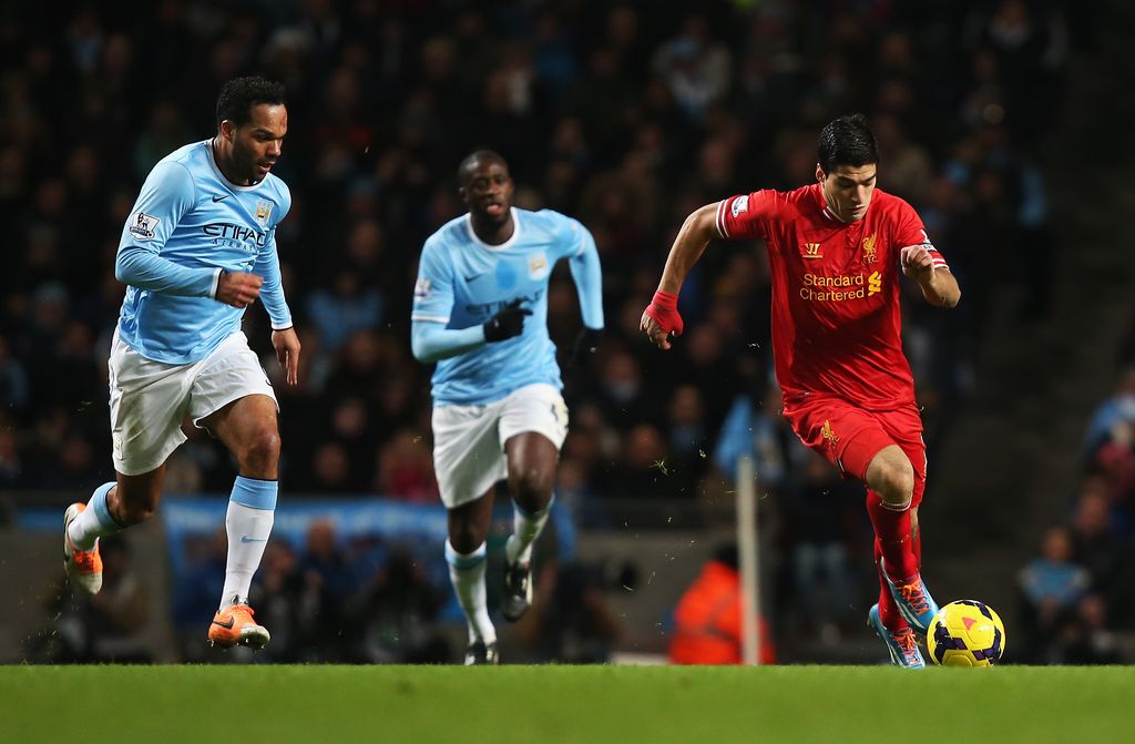 Luis Suarez (kanan), saat di Liverpool terkenal cepat dan ahli menjebol gawang