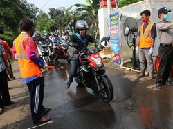 Motoran, Ganjar Keliling Kendal dan Batang Cek Pemudik di Karantina Desa