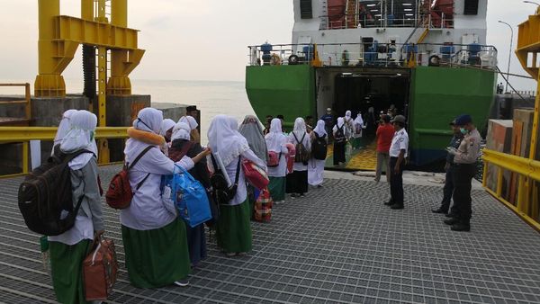 Cegah Corona, Para Santri Dipulangkan