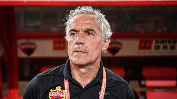 This photo taken on October 26, 2019 shows Shenzhen FC head coach Roberto Donadoni looking on during the Chinese Super League (CSL) football match between Shenzhen FC and Wuhan Zall FC in Shenzhen in China's southern Guangdong province. - Roberto Donadoni would rather focus on his coaching job in China but instead the AC Milan legend's thoughts are consumed by the suffering coronavirus has brought to his hometown in northern Italy. (Photo by STR / AFP) / China OUT / TO GO WITH FBL-ASIA-CHN-DONADONI-ITA-HEALTH-VIRUS-ITALY BY PETER STEBBINGS