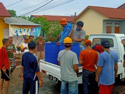 Warga di Bengkulu Inisiatif Semprot Disinfektan ke Rumah-rumah