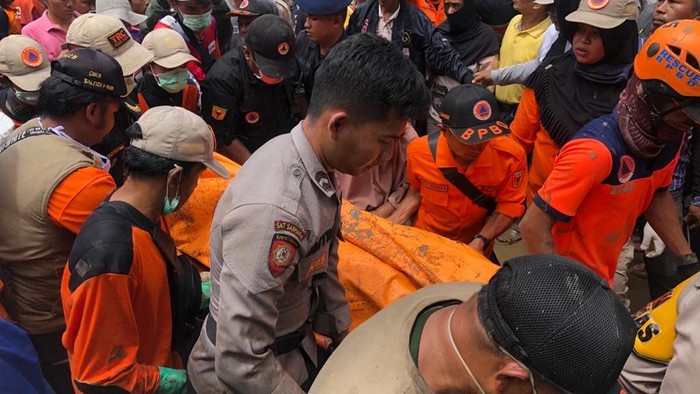 Dua korban tanah longsor di Tanah Datar, Sumbar, ditemukan meninggal dunia.