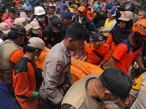 Ibu dan Anak Ditemukan Tewas Akibat Longsor di Tanah Datar Sumbar Ibu dan Anak Ditemukan Tewas Akibat Longsor di Tanah Datar Sumbar